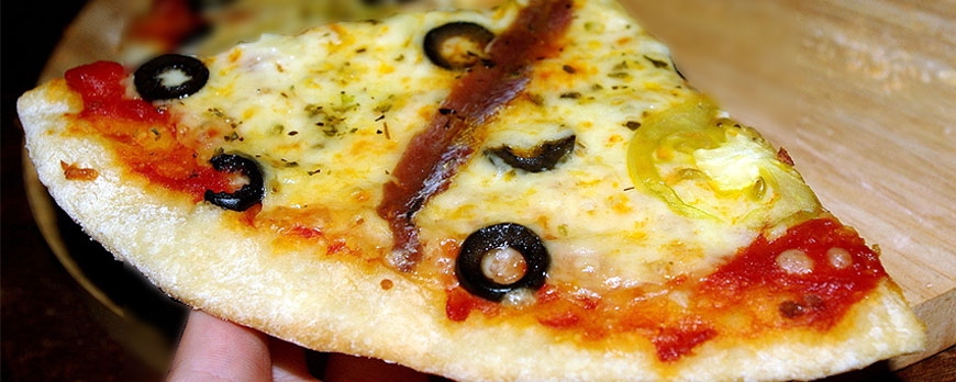 Pizza de anchoas, aceitunas y extra de queso | Receta
